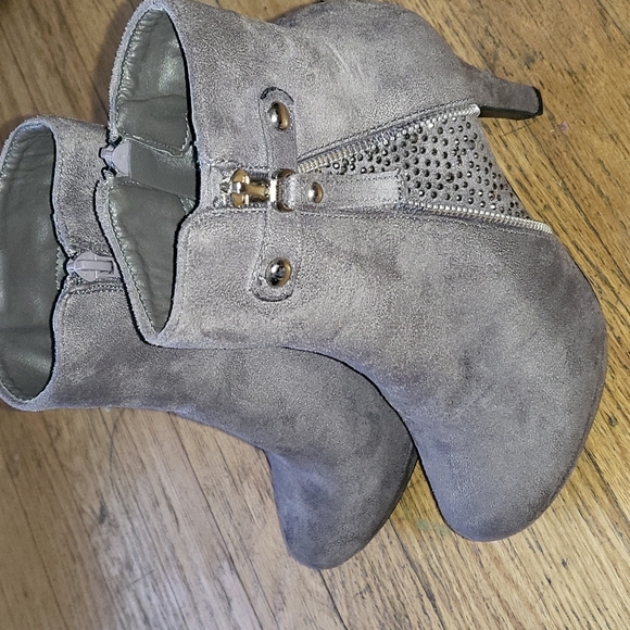 Dream Paris suede gray Boots with Gemstone Accent size 6 - Picture 4 of 7